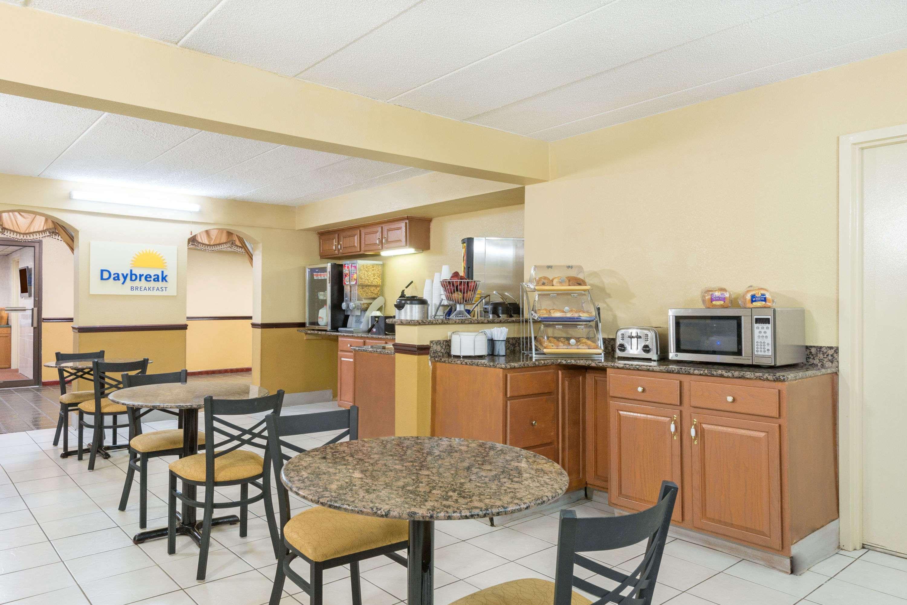 Days Inn By Wyndham Hagerstown I-70 Экстерьер фото
